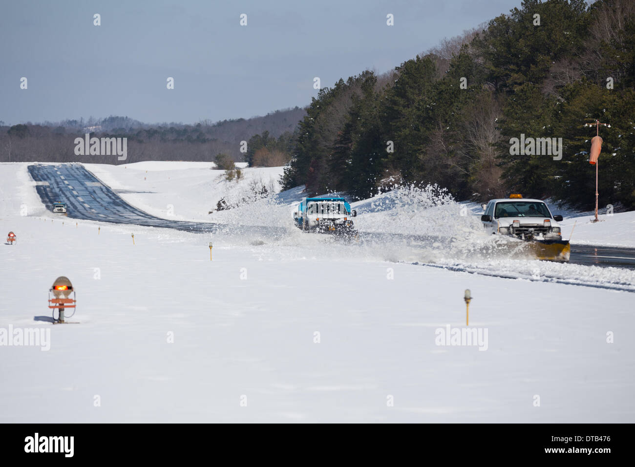 collegedale-tennessee-usa-13th-february-2014-snow-plows-clear-the-DTB476.jpg