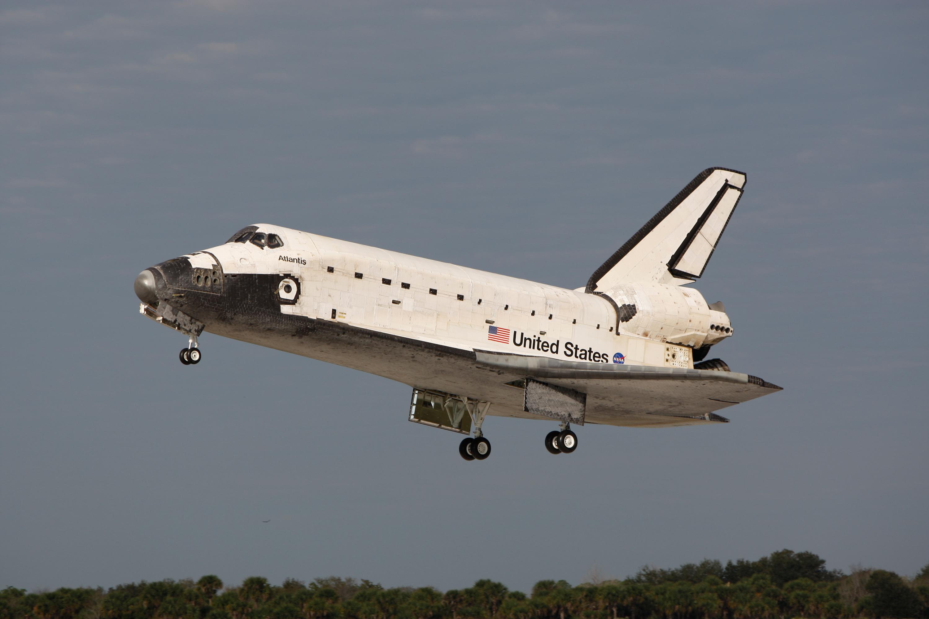 Space_Shuttle_Atlantis_landing_at_KSC_following_STS-122.jpg