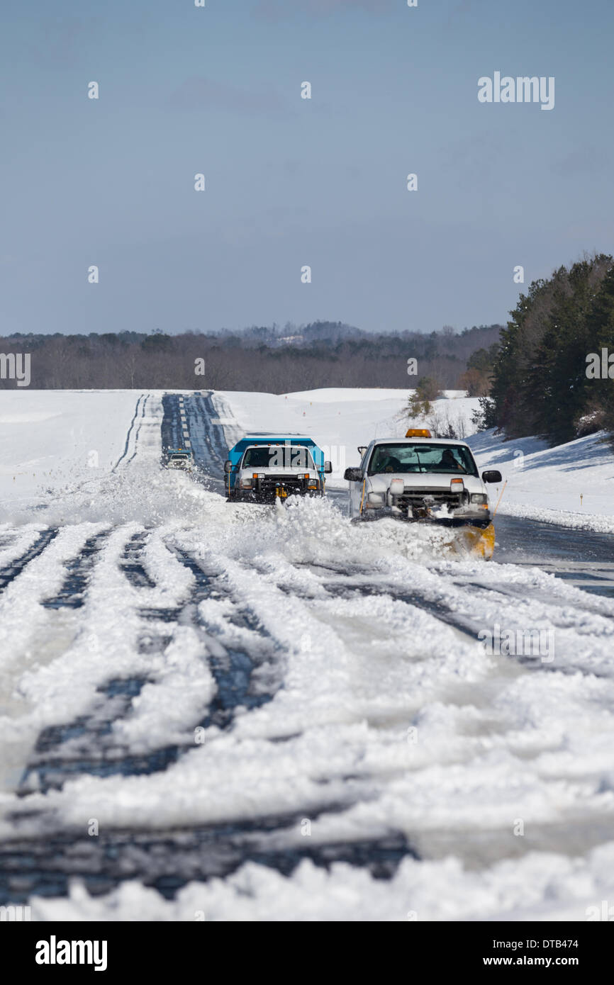 collegedale-tennessee-usa-13th-february-2014-snow-plows-clear-the-DTB474.jpg