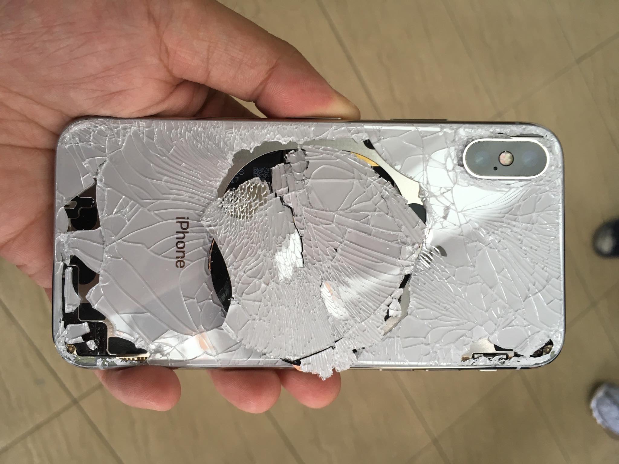 iphone-X-rear-glass-shattered-003.jpeg