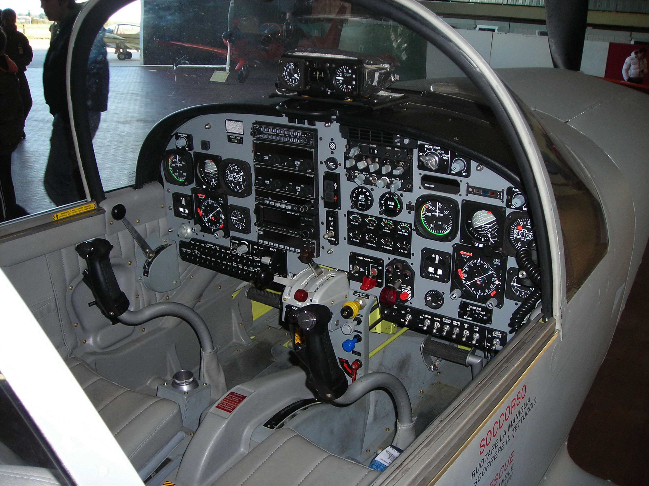 SF-260_cockpit.jpg