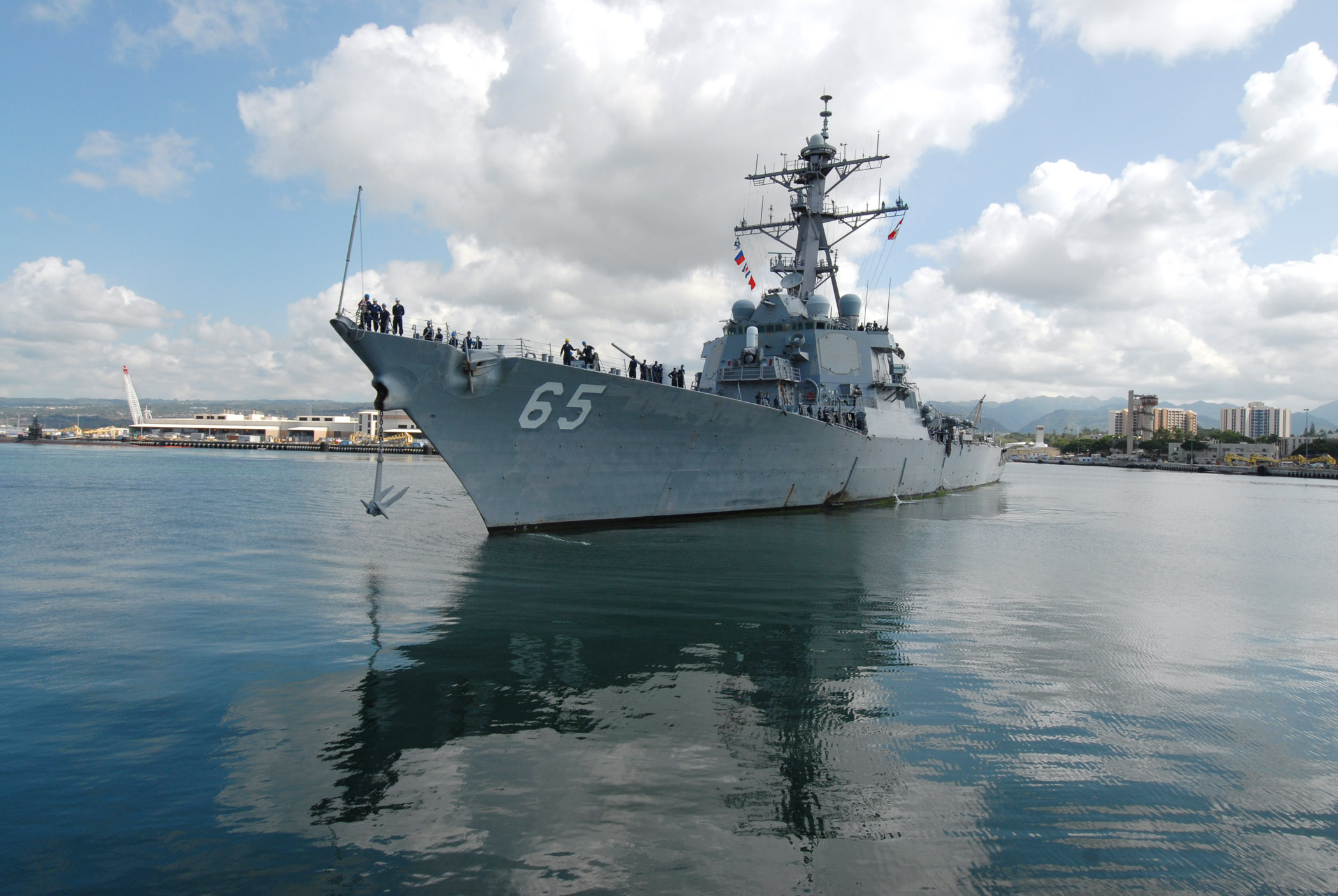 US_Navy_070304-N-4965F-018_Guided_missile_destroyer_USS_Benfold_(DDG_65)_maneuvers_as_she_prepares_to_moor_pierside_Naval_Station_Pearl_Harbor.jpg