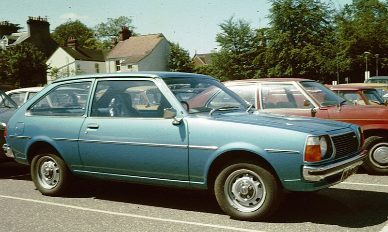 800px-Mazda_323_1980.jpg