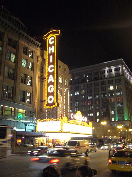 450px-Chicago-ChicagoTheater.jpg