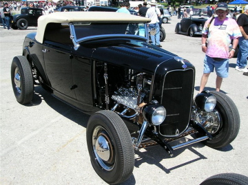 db_28_Billy_Gibbons_of_ZZ_Top_brought_out_this_sweet_deuce_roadster.jpg