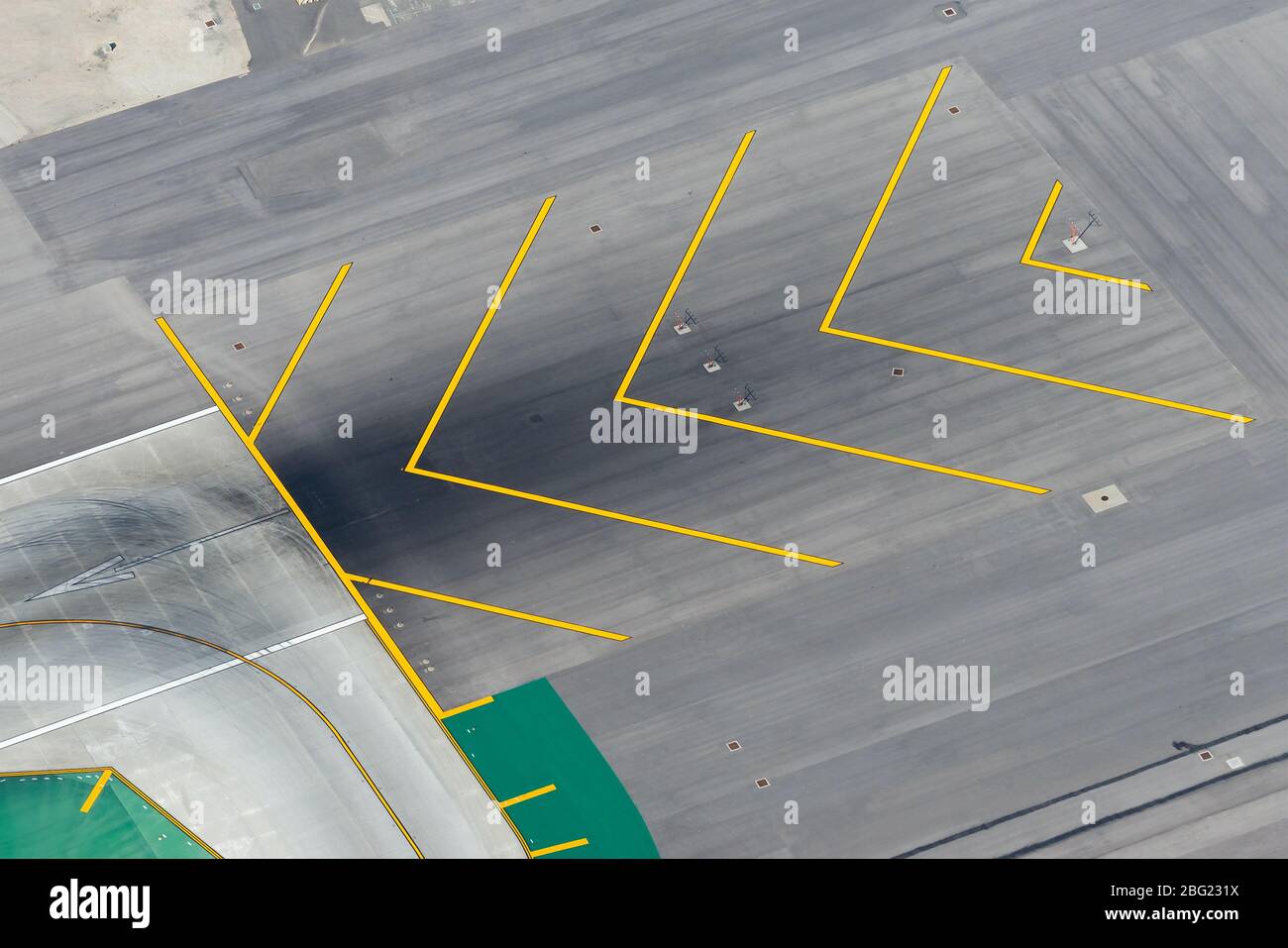 runway-yellow-chevrons-used-as-blast-pads-in-an-international-airport-aerial-view-of-large-runway-stopway-with-yellow-arrows-indicating-direction-2BG231X.jpg