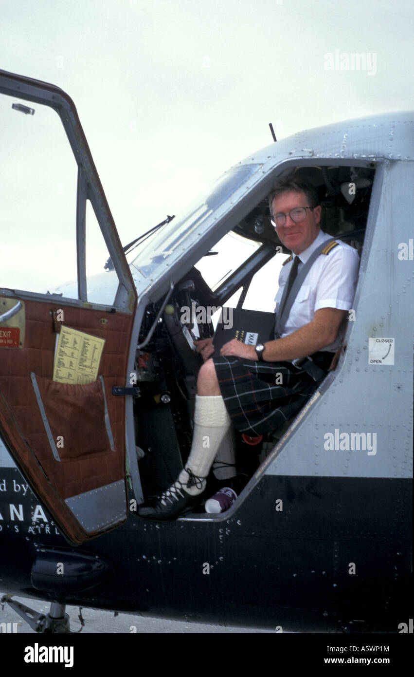 pilot-in-a-kilt-on-plane-on-the-beach-at-barra-airport-in-the-outter-A5WP1M.jpg