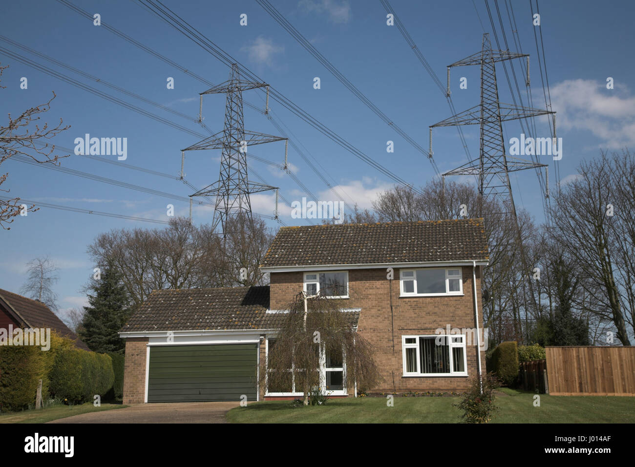 high-voltage-electricity-power-lines-from-sizewell-over-suburban-houses-J014AF.jpg