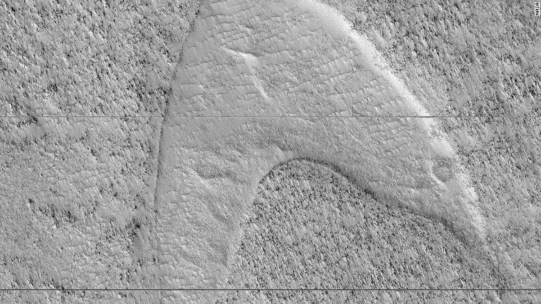 190613120458-dune-footprints-mars-exlarge-169.jpg