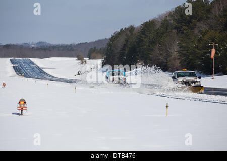 collegedale-tennessee-usa-13th-february-2014-snow-plows-clear-the-dtb476.jpg