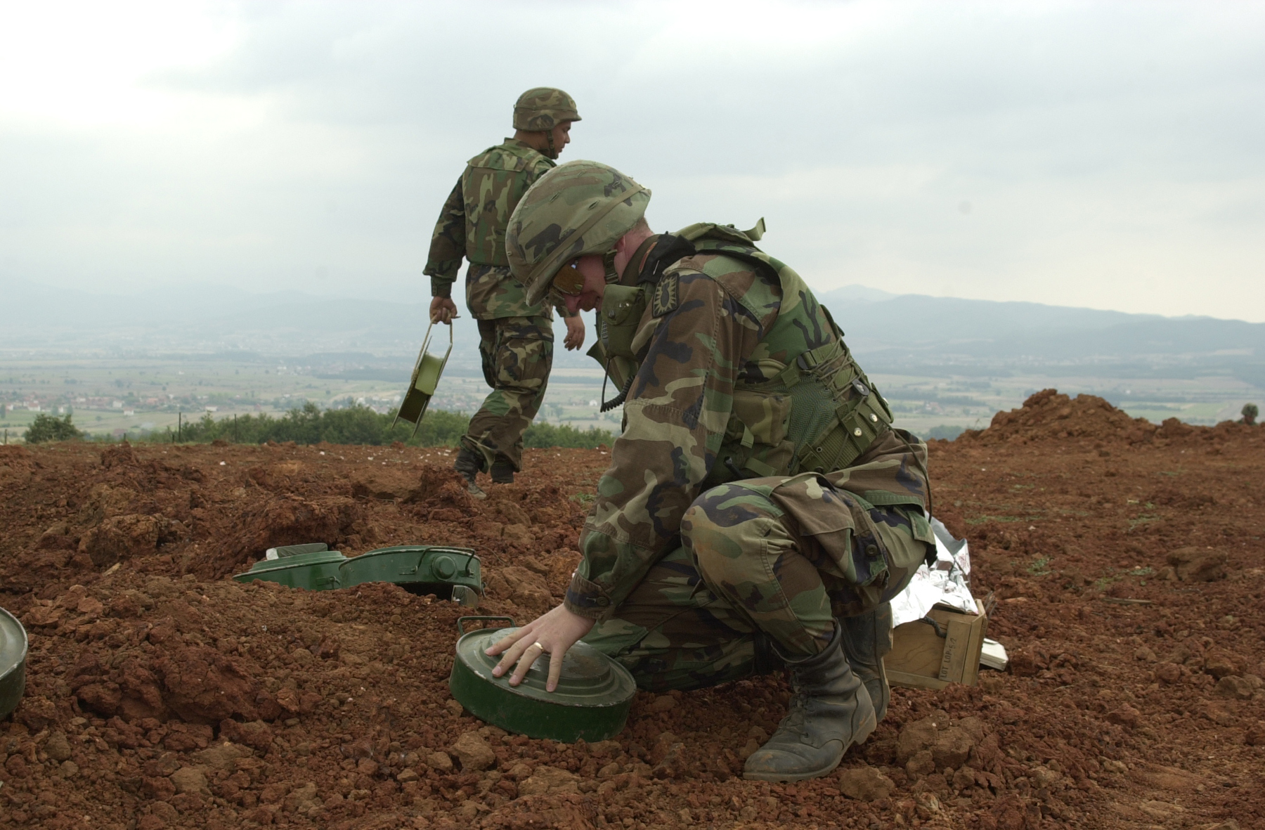 US_Soldiers_removing_landmines.jpg