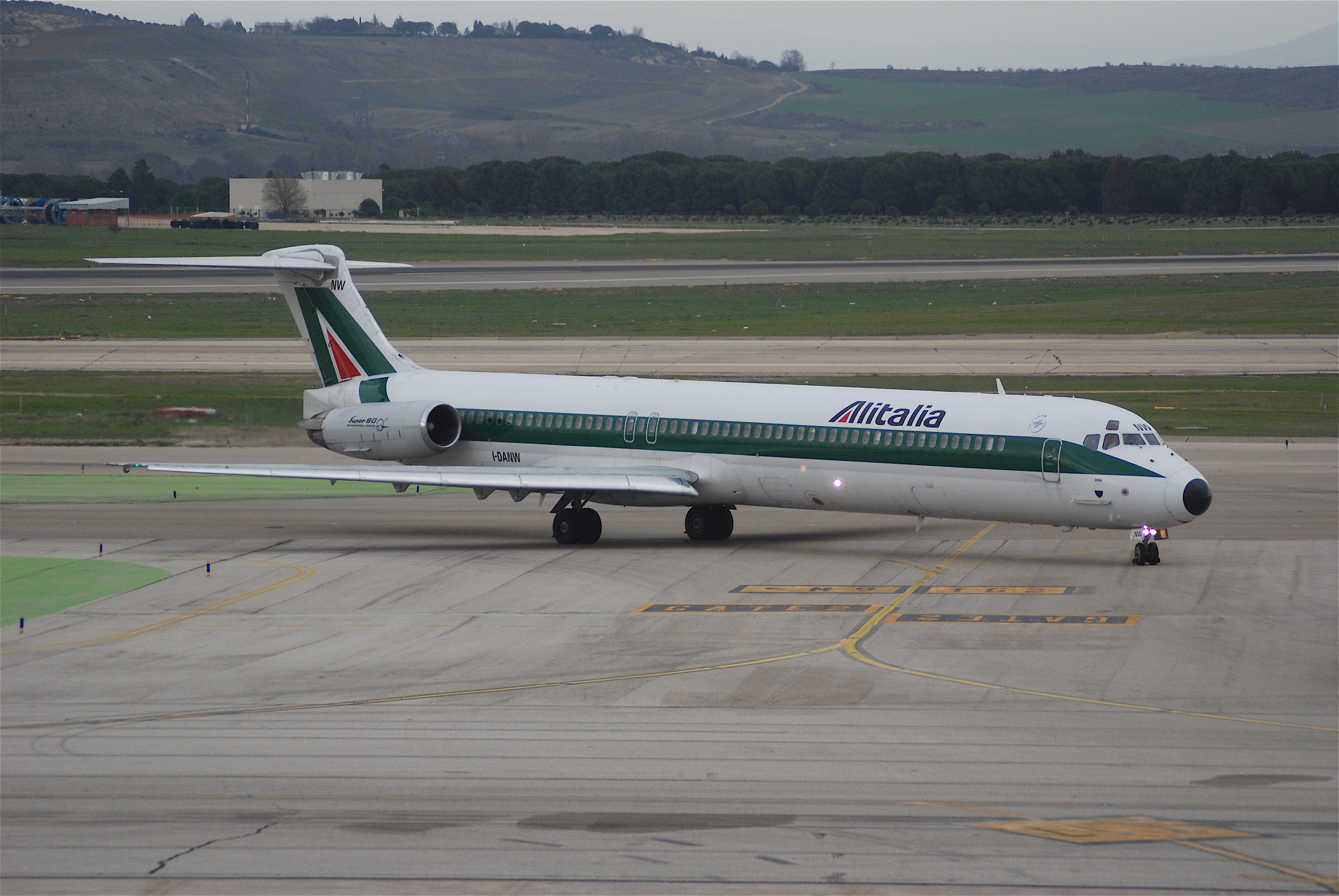 Alitalia_MD-80%2C_I-DANW%40MAD%2C25.02.2007-452ee_-_Flickr_-_Aero_Icarus.jpg