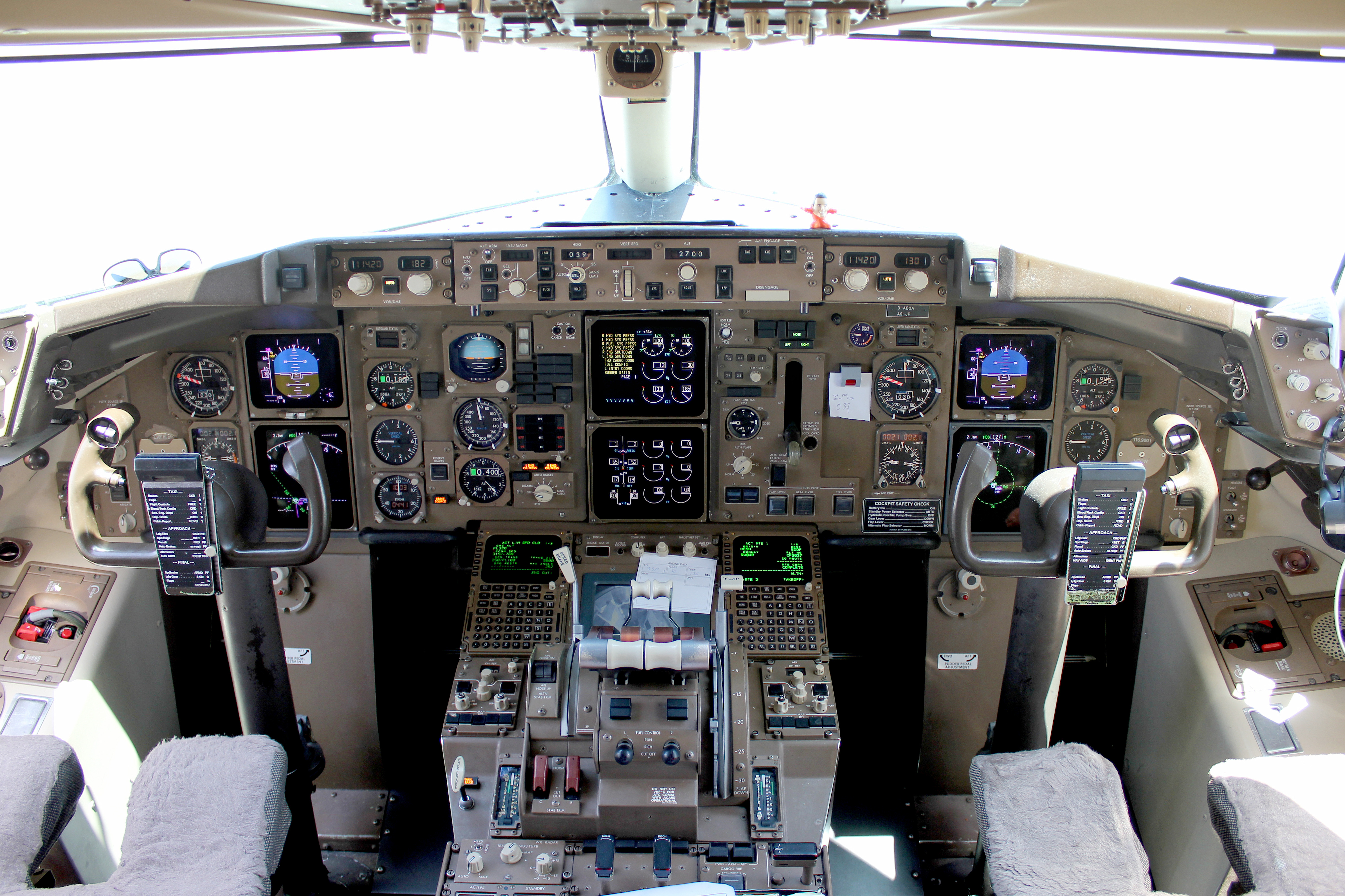 Boeing_757-300_Cockpit.JPG