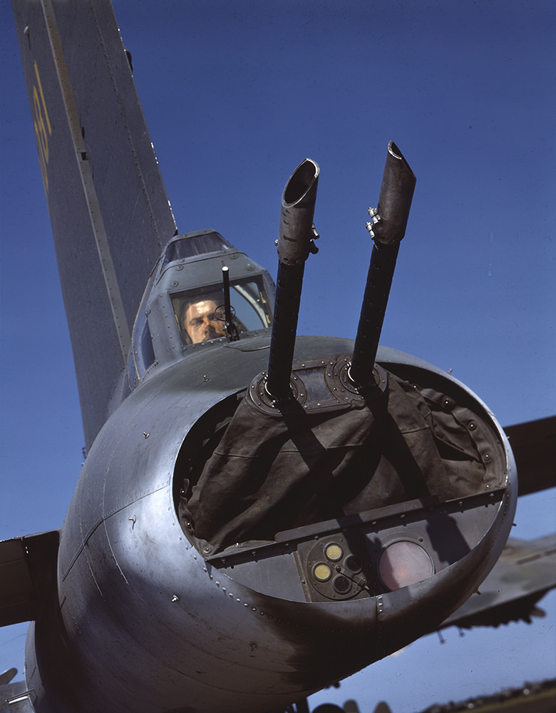 Tail_Gunner_in_Boeing_B-17_Flying_Fortress%2C_1943.jpg