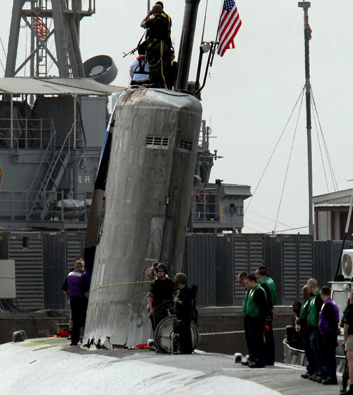 USS_Hartford_%28SSN_768%29_damaged_sail.jpg