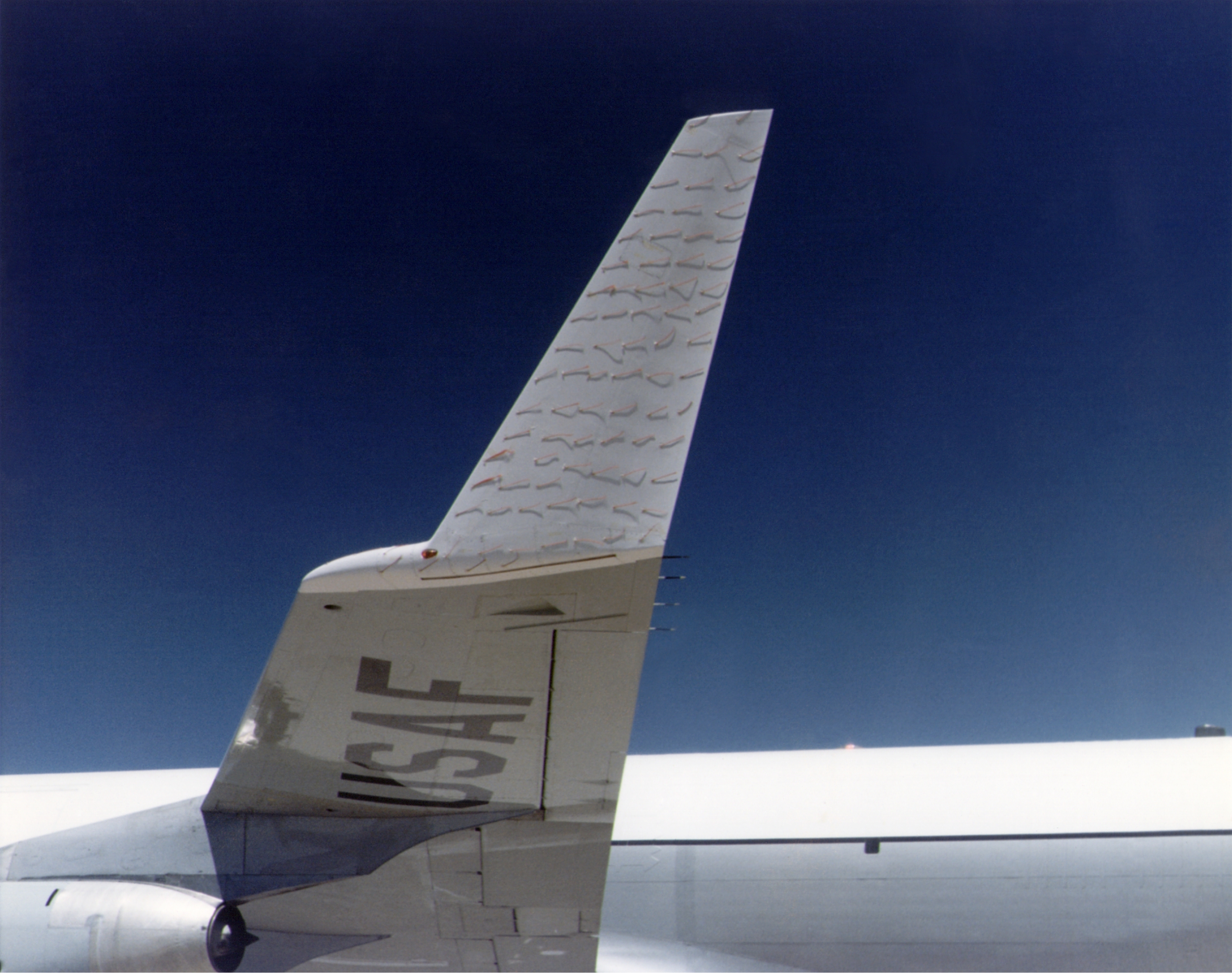 Winglet_with_attached_tufts_of_an_KC-135A.jpg