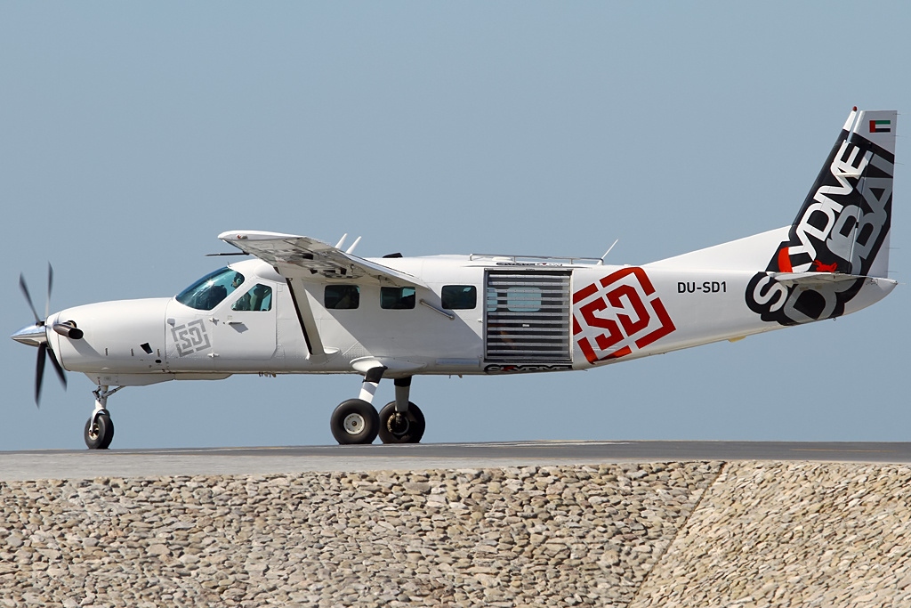 Cessna_208B_Grand_Caravan,_SkyDive_Dubai_AN2239587.jpg