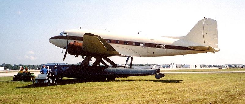 800px-DC-3_on_Floats_N130Q.JPG