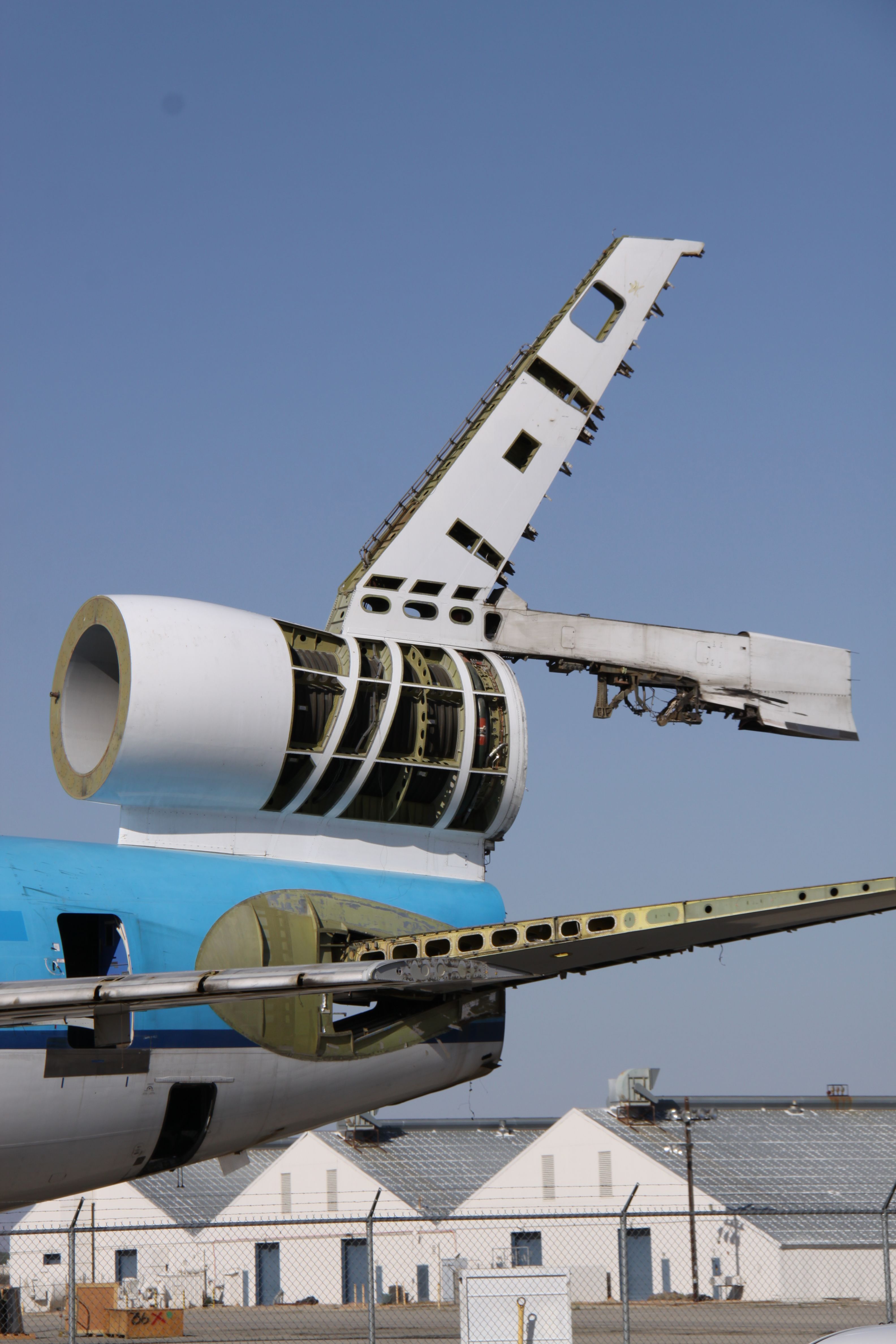 3168px-Unmarked_McDonnell_Douglas_MD-11_Ex_--_KLM_Royal_Dutch_Airlines_Tail_%28_PH-KCH_%29_%289075809652%29.jpg