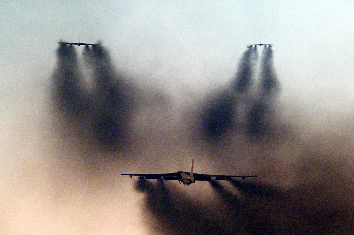 1200px-B-52Gs_taking_off_from_Barksdale_AFB_1986.JPEG