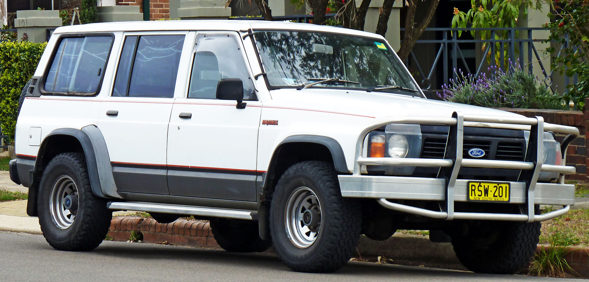 1920px-1988-1994_Ford_Maverick_wagon_02.jpg