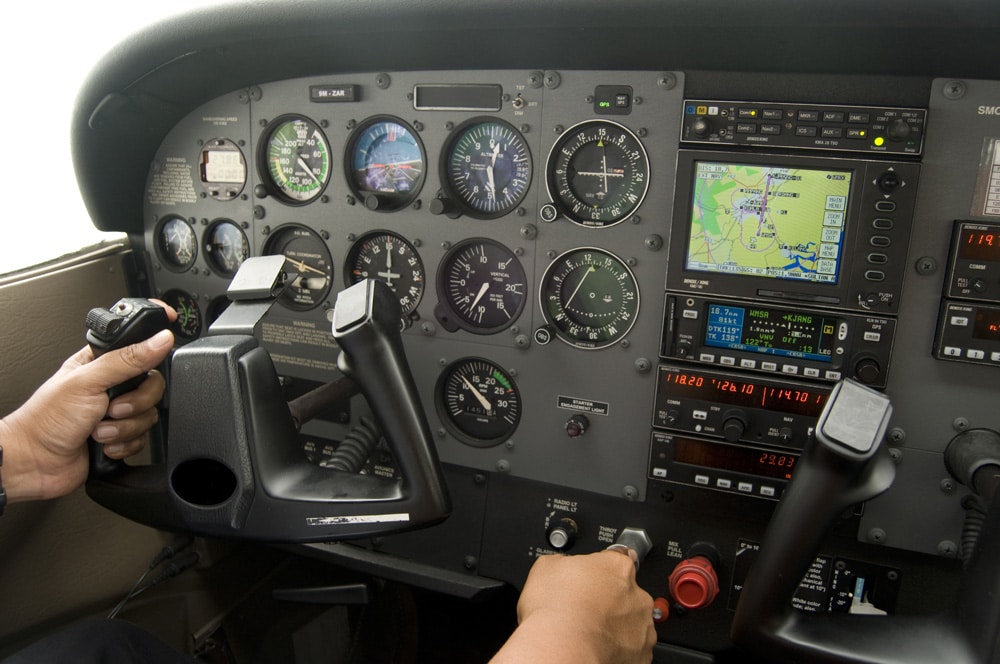 Cessna-172-Cockpit.jpg